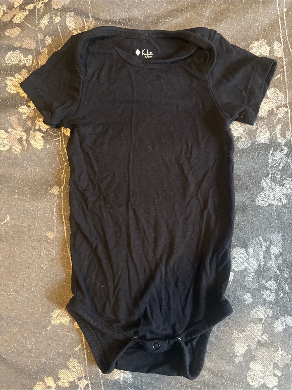 Kyte BABY Bamboo Black Short Sleeve Bodysuit. Size: 6-12 months. Like New.